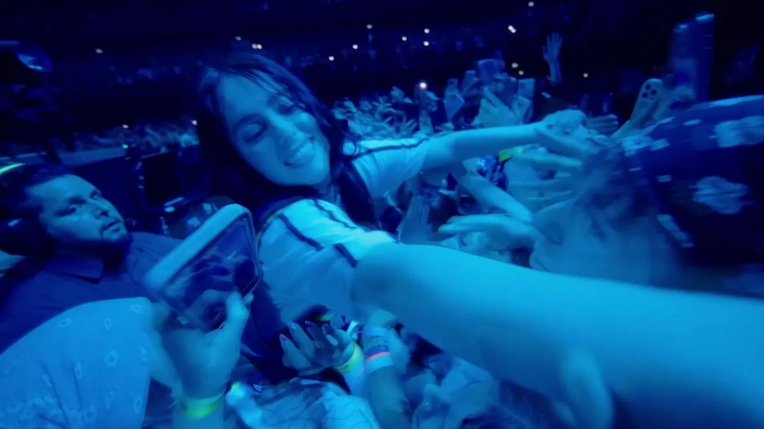 Singing superstar Billie Eilish and filmmaking giant James Cameron have teamed up to make a new 3D concert movie, documenting her shows in Manchester last year.